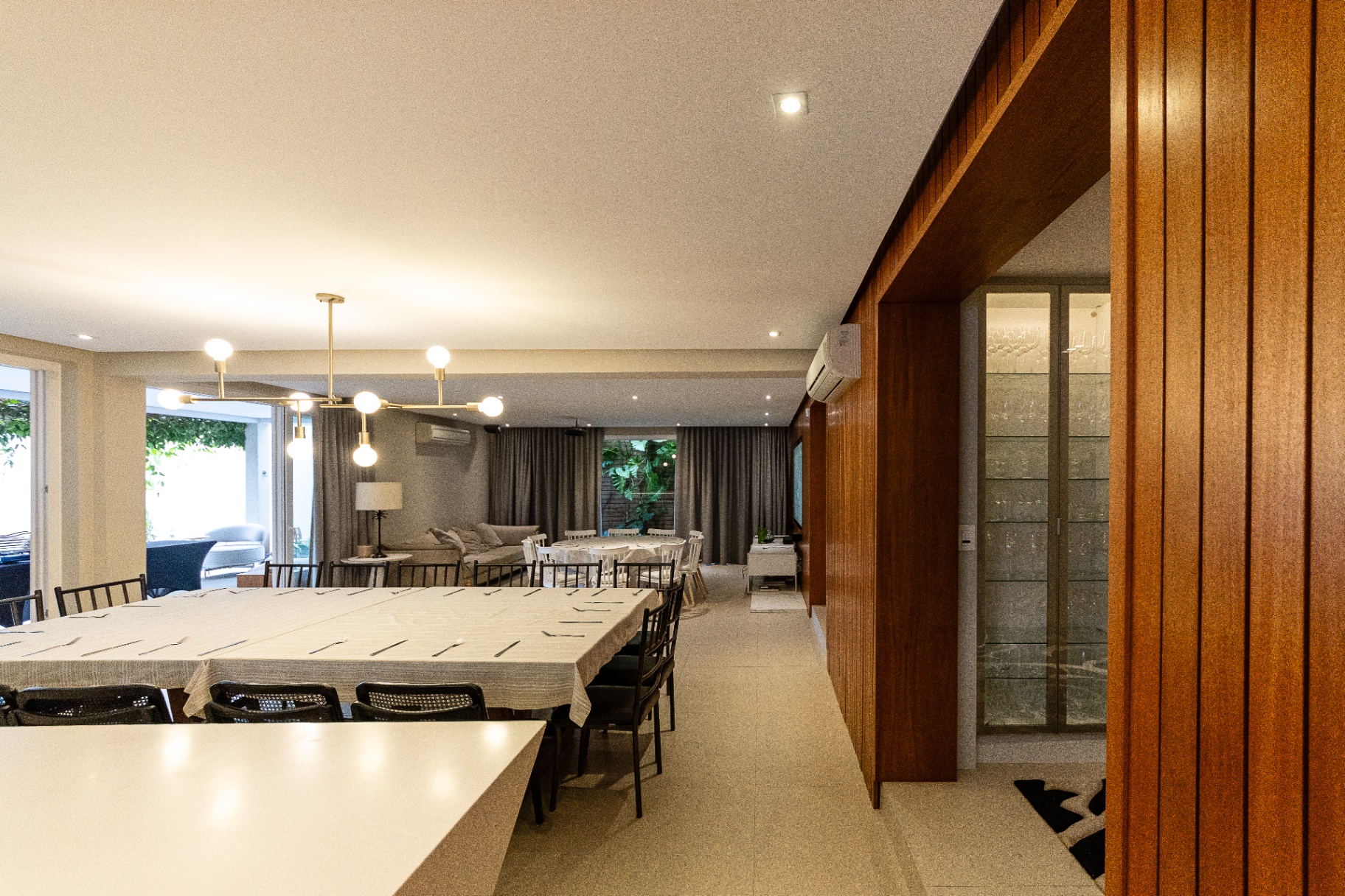 Salão interno com mesas postas e iluminação decorativa